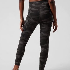 Leggings Athleta camo leggings ULTIMATE 7/8 TIGHT size S